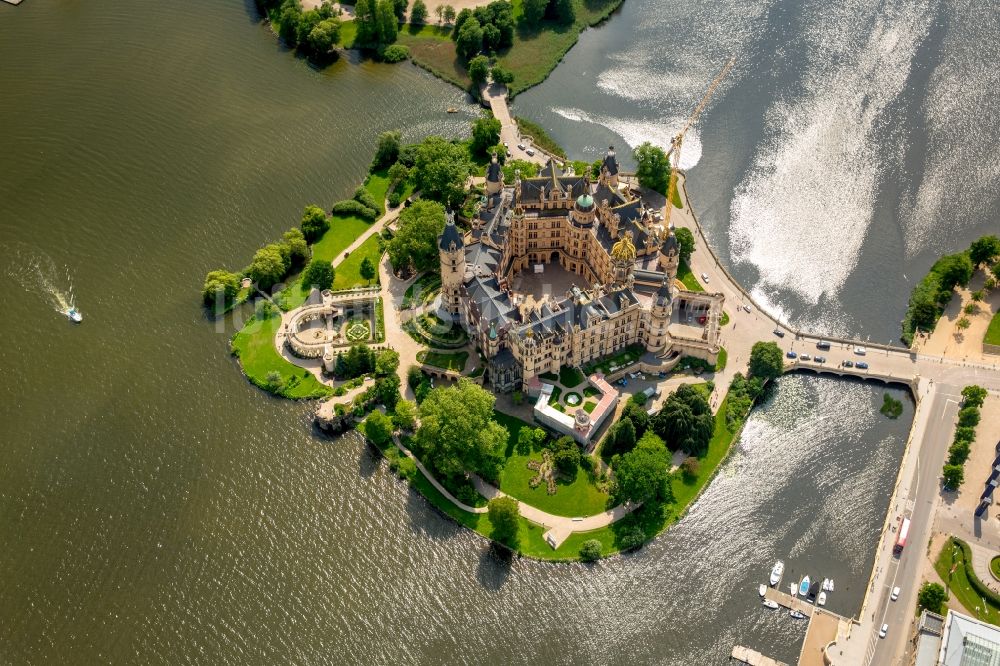 Schwerin aus der Vogelperspektive: Schweriner Schloß , Sitz des Landtages in der Landeshauptstadt von Mecklenburg-Vorpommern