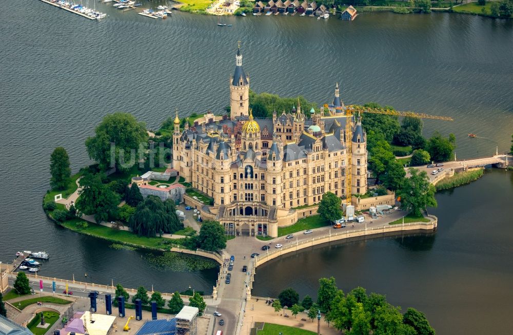 Luftaufnahme Schwerin - Schweriner Schloß , Sitz des Landtages in der Landeshauptstadt von Mecklenburg-Vorpommern