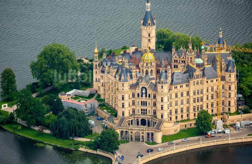 Schwerin von oben - Schweriner Schloß , Sitz des Landtages in der Landeshauptstadt von Mecklenburg-Vorpommern