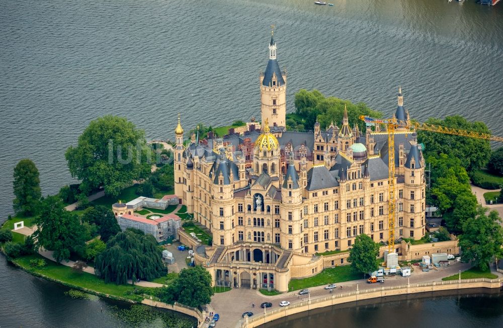 Schwerin aus der Vogelperspektive: Schweriner Schloß , Sitz des Landtages in der Landeshauptstadt von Mecklenburg-Vorpommern