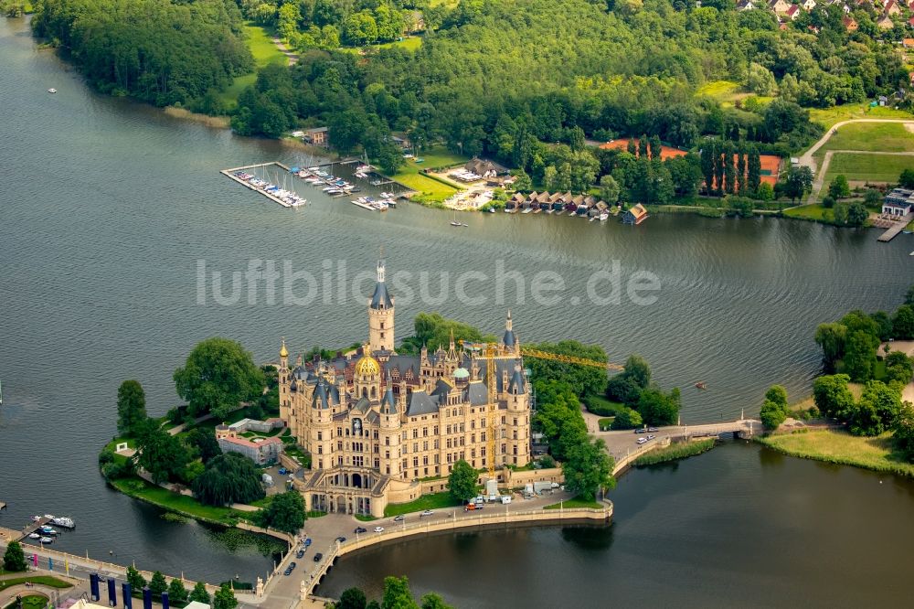 Schwerin von oben - Schweriner Schloß , Sitz des Landtages in der Landeshauptstadt von Mecklenburg-Vorpommern