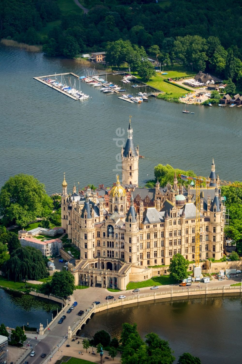 Schwerin von oben - Schweriner Schloß , Sitz des Landtages in der Landeshauptstadt von Mecklenburg-Vorpommern