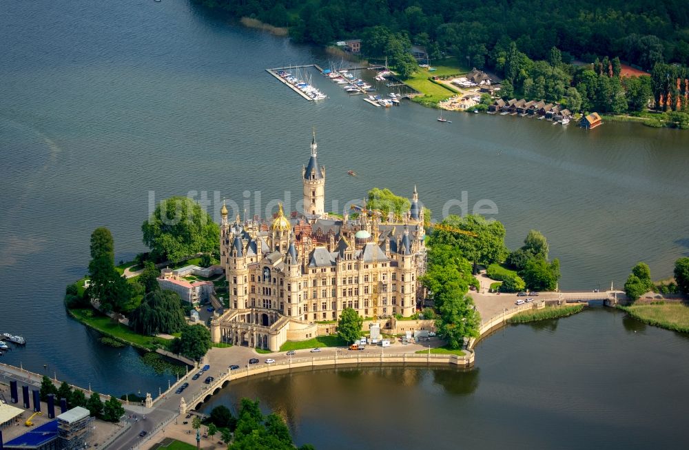 Schwerin aus der Vogelperspektive: Schweriner Schloß , Sitz des Landtages in der Landeshauptstadt von Mecklenburg-Vorpommern