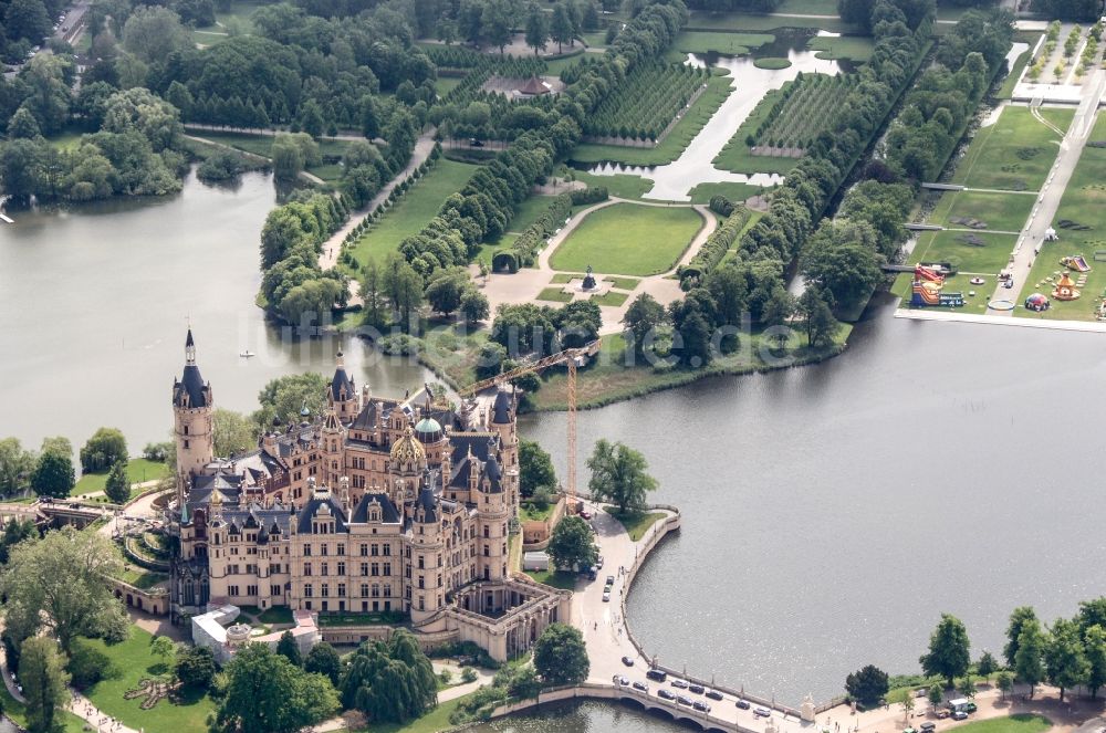 Luftaufnahme Schwerin - Schweriner Schloß , Sitz des Landtages in der Landeshauptstadt von Mecklenburg-Vorpommern