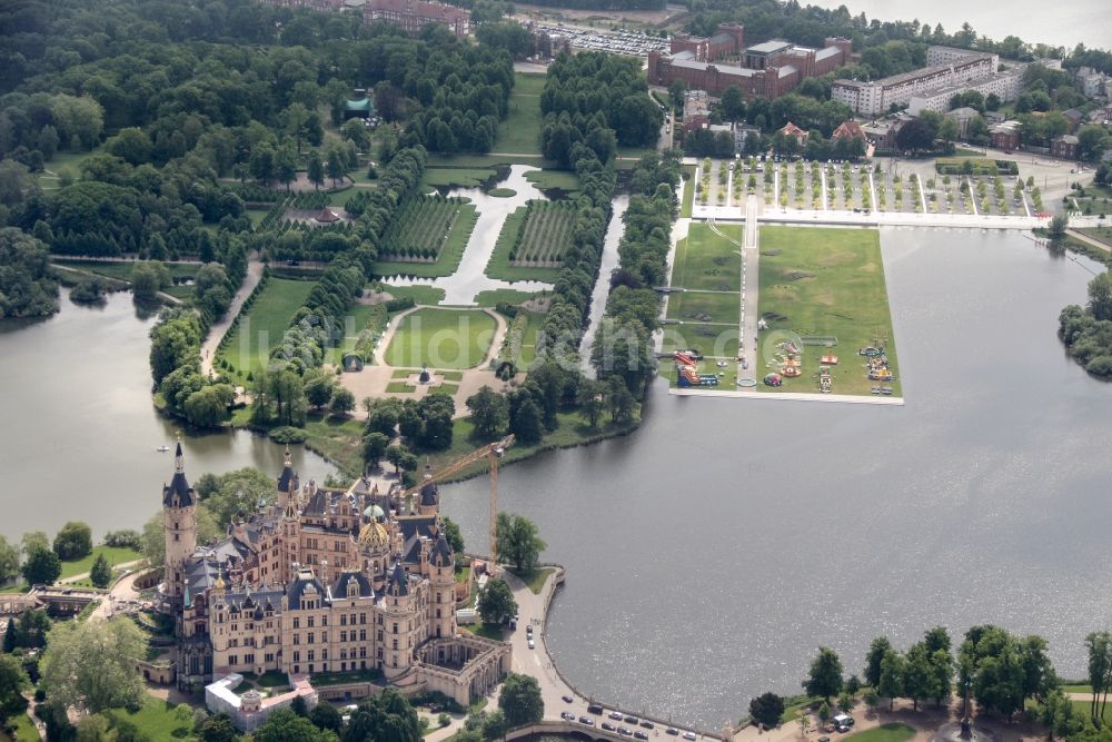 Schwerin von oben - Schweriner Schloß , Sitz des Landtages in der Landeshauptstadt von Mecklenburg-Vorpommern