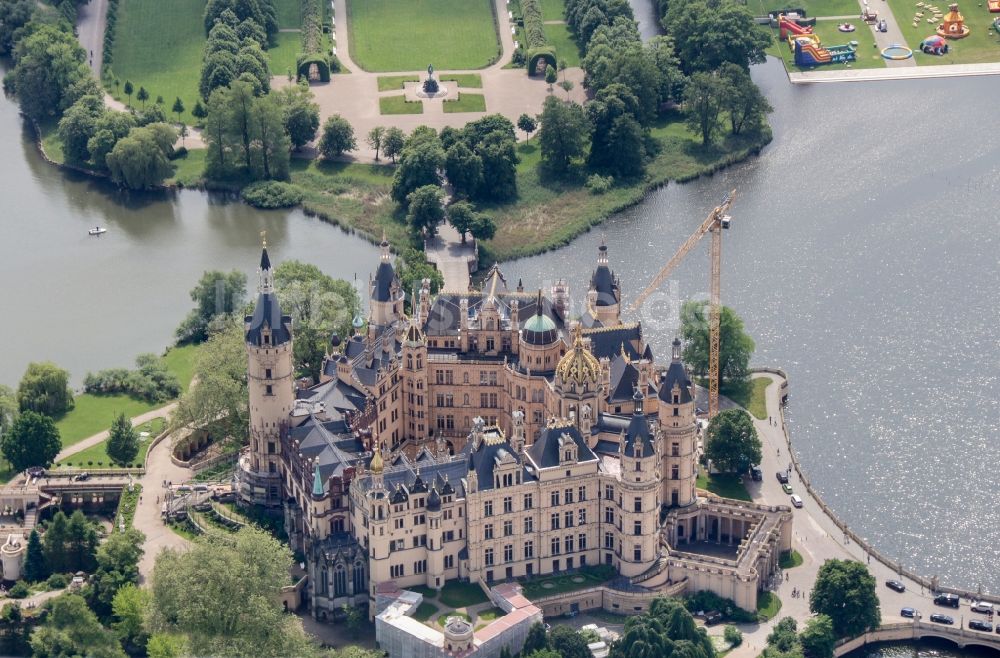 Schwerin aus der Vogelperspektive: Schweriner Schloß , Sitz des Landtages in der Landeshauptstadt von Mecklenburg-Vorpommern