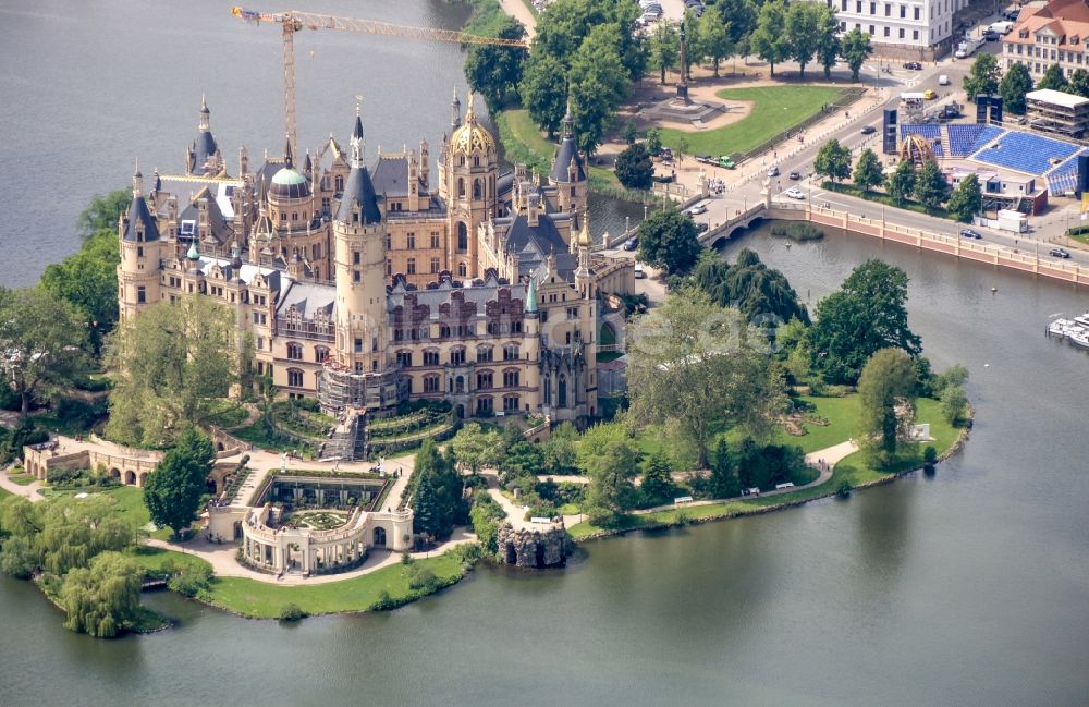 Luftaufnahme Schwerin - Schweriner Schloß , Sitz des Landtages in der Landeshauptstadt von Mecklenburg-Vorpommern