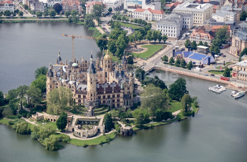 Schwerin von oben - Schweriner Schloß , Sitz des Landtages in der Landeshauptstadt von Mecklenburg-Vorpommern