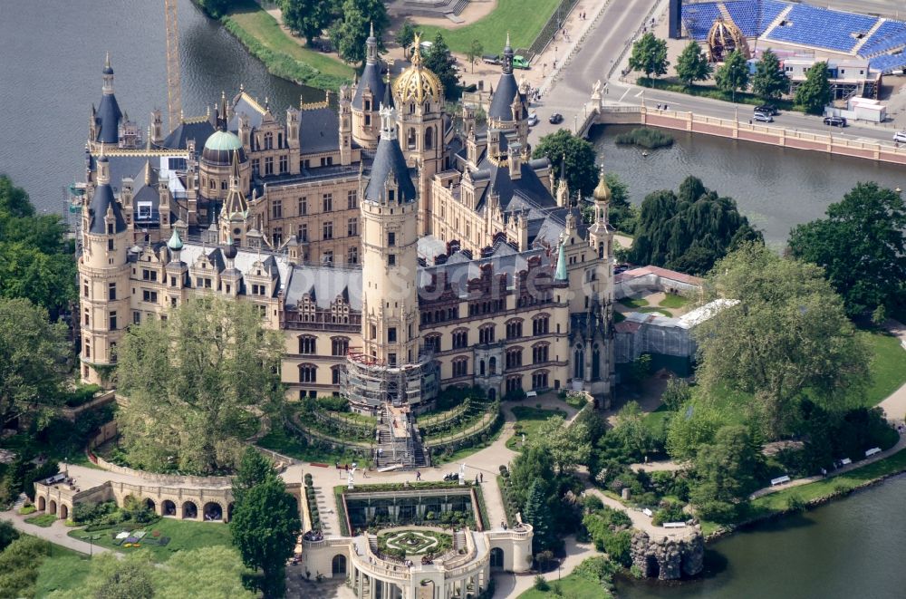 Schwerin aus der Vogelperspektive: Schweriner Schloß , Sitz des Landtages in der Landeshauptstadt von Mecklenburg-Vorpommern