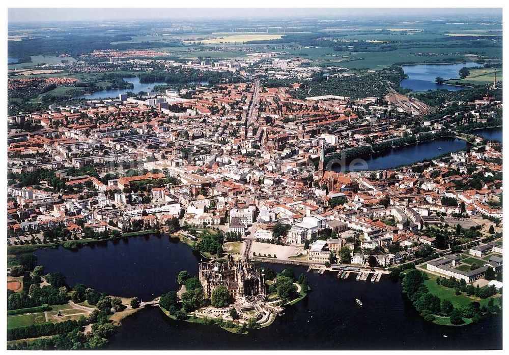 Luftbild Schwerin - Schweriner Schloß mit dem Stadtzentrum.