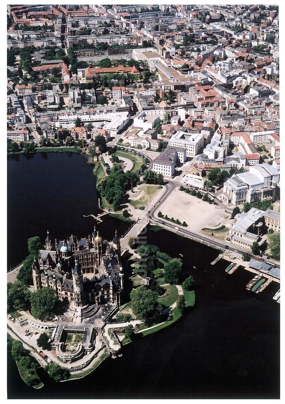 Schwerin von oben - Schweriner Schloß mit dem Stadtzentrum.