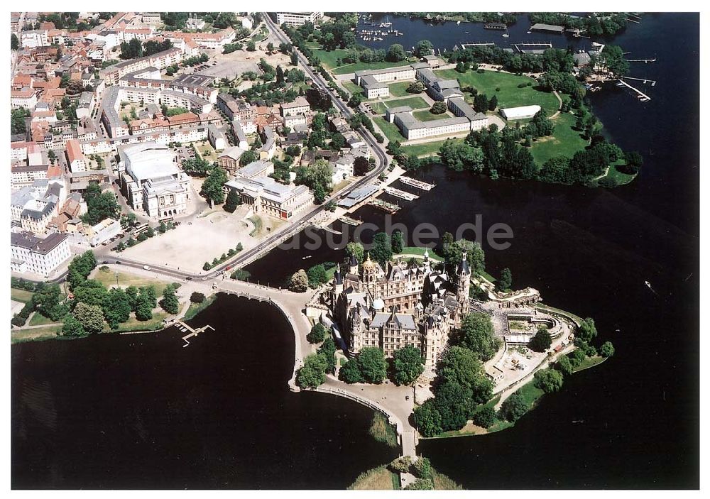 Schwerin aus der Vogelperspektive: Schweriner Schloß mit dem Stadtzentrum.