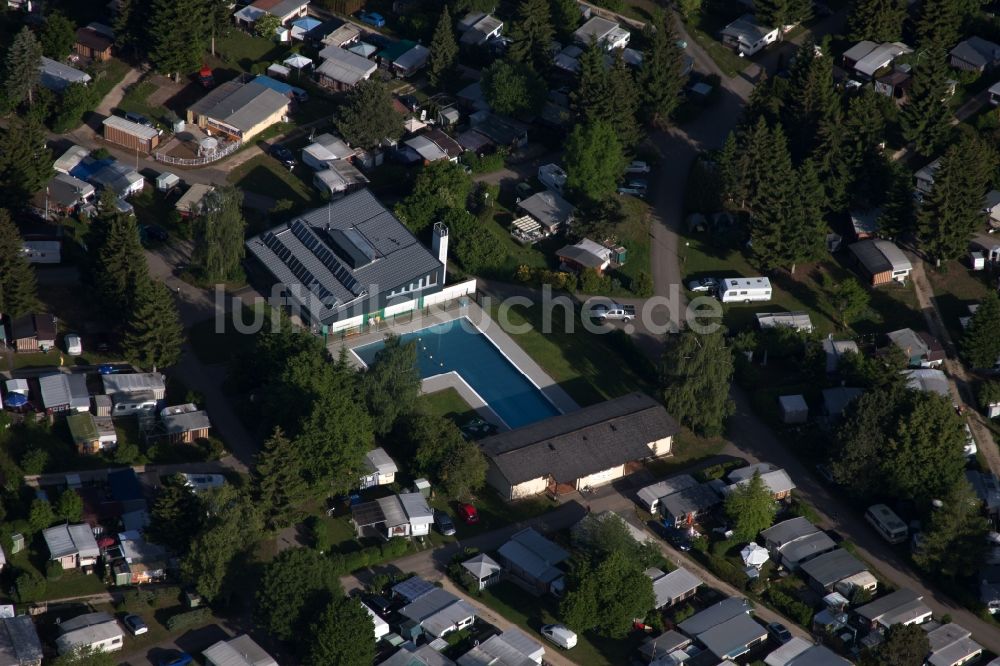 Laichingen aus der Vogelperspektive: Schwimmbad des Campingplatz Heidehof mit Wohnwagen und Zelten in Laichingen im Bundesland Baden-Württemberg