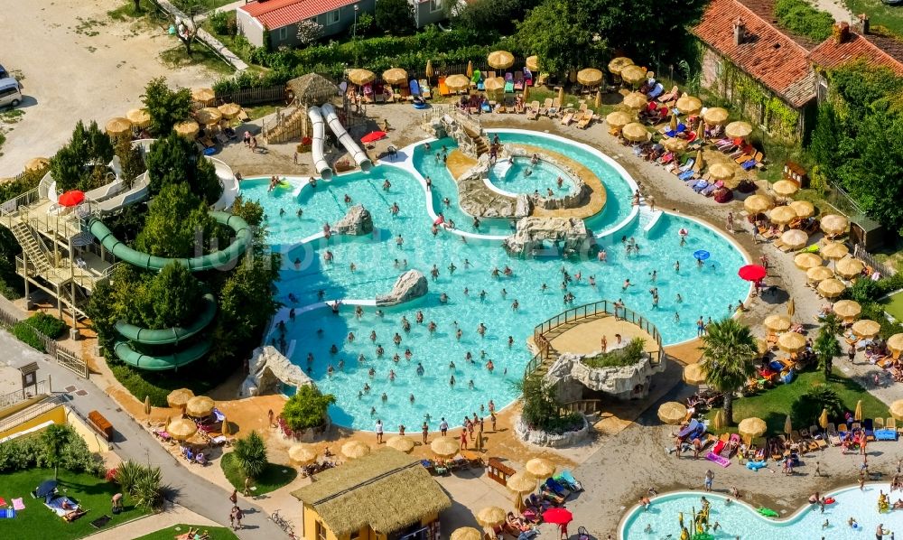 Fossalta von oben - Schwimmbecken vom Campingplatz Clodia in Veneto, Italien