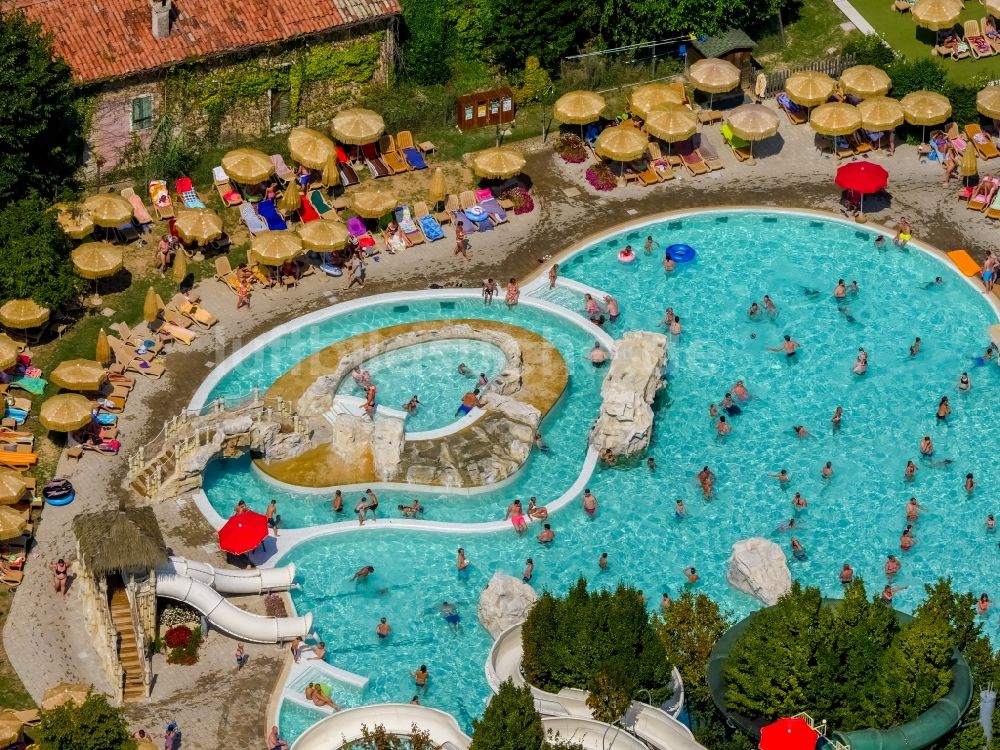 Fossalta aus der Vogelperspektive: Schwimmbecken vom Campingplatz Clodia in Veneto, Italien