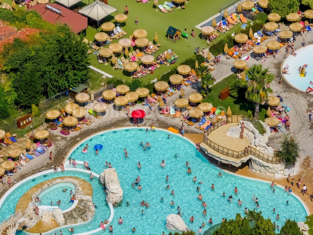 Luftaufnahme Fossalta - Schwimmbecken vom Campingplatz Clodia in Veneto, Italien