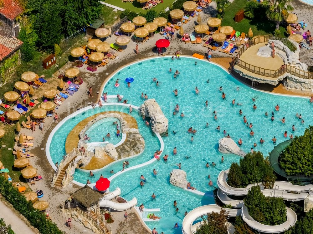 Fossalta von oben - Schwimmbecken vom Campingplatz Clodia in Veneto, Italien