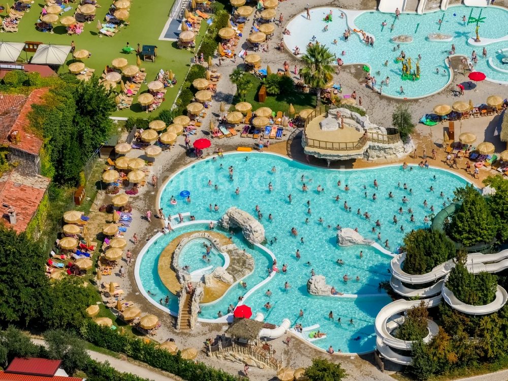 Fossalta aus der Vogelperspektive: Schwimmbecken vom Campingplatz Clodia in Veneto, Italien