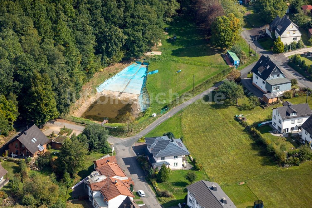 Luftbild Kreuztal - Schwimmbecken des ehemaligen Naturfreibad Kredenbach in Kreuztal im Bundesland Nordrhein-Westfalen, Deutschland