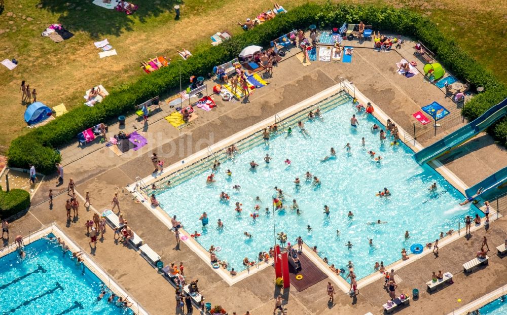 Hamm von oben - Schwimmbecken am Freibad der Freizeiteinrichtung Freibad Süd in Hamm im Bundesland Nordrhein-Westfalen