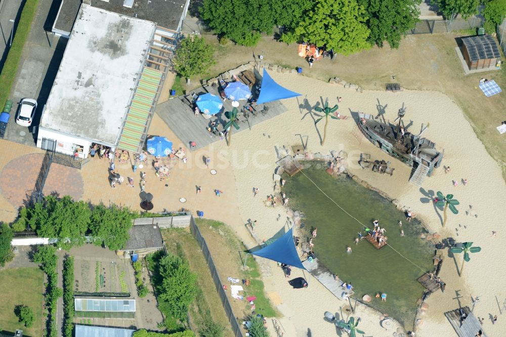 Luftaufnahme Helingen - Schwimmbecken am Freibad der Freizeiteinrichtung Wasserpark in Helingen im Bundesland Niedersachsen