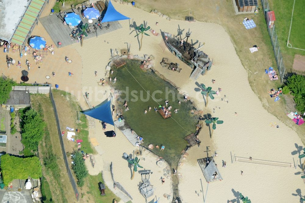 Luftbild Helingen - Schwimmbecken am Freibad der Freizeiteinrichtung Wasserpark in Helingen im Bundesland Niedersachsen