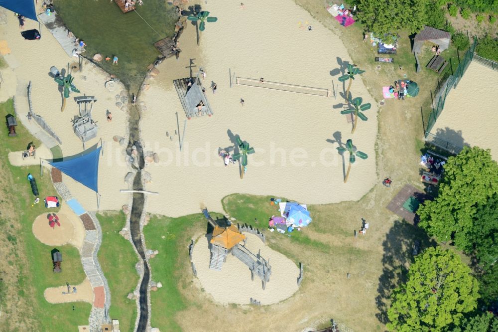 Luftaufnahme Helingen - Schwimmbecken am Freibad der Freizeiteinrichtung Wasserpark in Helingen im Bundesland Niedersachsen