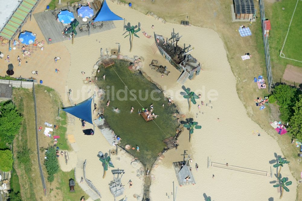 Helingen von oben - Schwimmbecken am Freibad der Freizeiteinrichtung Wasserpark in Helingen im Bundesland Niedersachsen