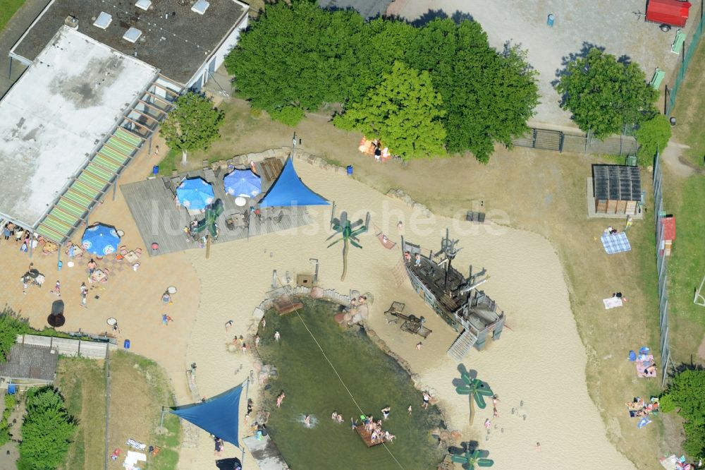 Helingen aus der Vogelperspektive: Schwimmbecken am Freibad der Freizeiteinrichtung Wasserpark in Helingen im Bundesland Niedersachsen