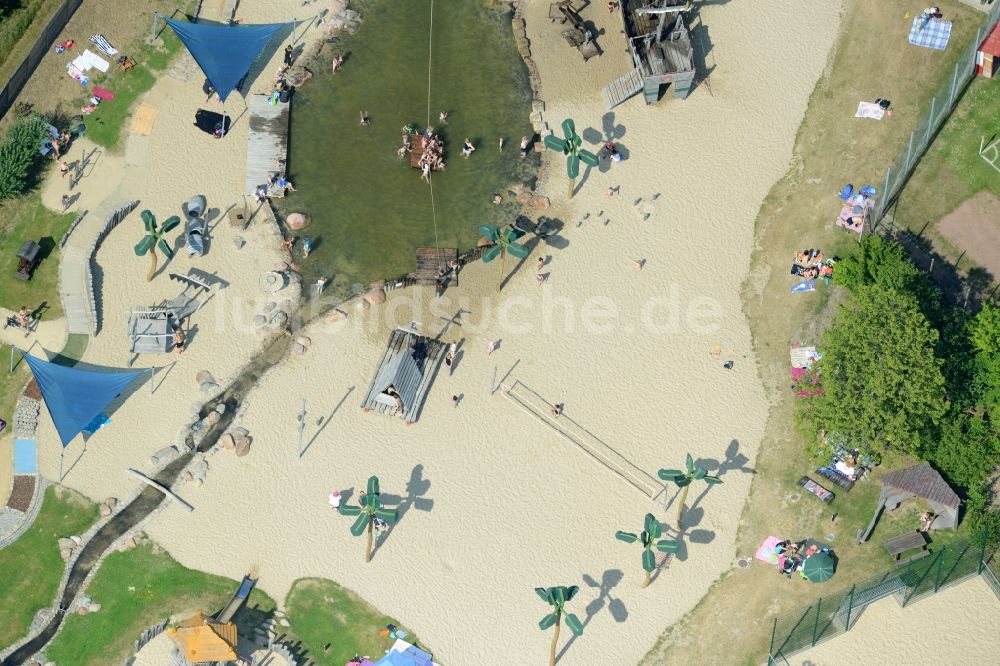 Luftaufnahme Helingen - Schwimmbecken am Freibad der Freizeiteinrichtung Wasserpark in Helingen im Bundesland Niedersachsen