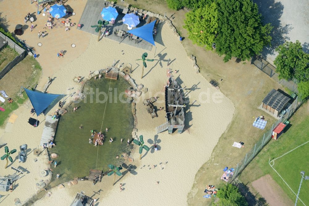 Helingen von oben - Schwimmbecken am Freibad der Freizeiteinrichtung Wasserpark in Helingen im Bundesland Niedersachsen