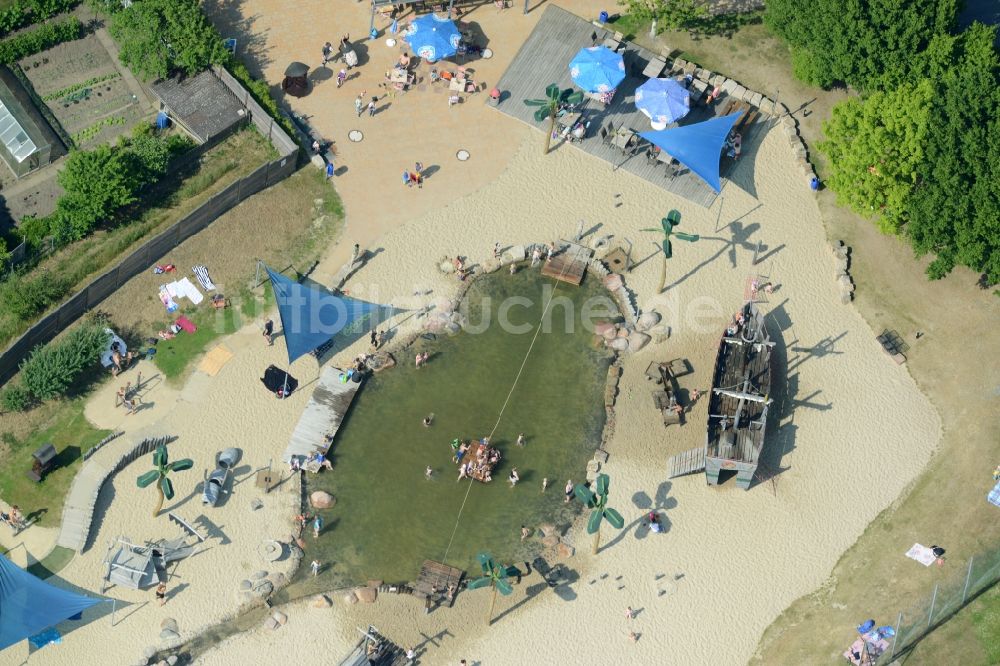 Luftaufnahme Helingen - Schwimmbecken am Freibad der Freizeiteinrichtung Wasserpark in Helingen im Bundesland Niedersachsen