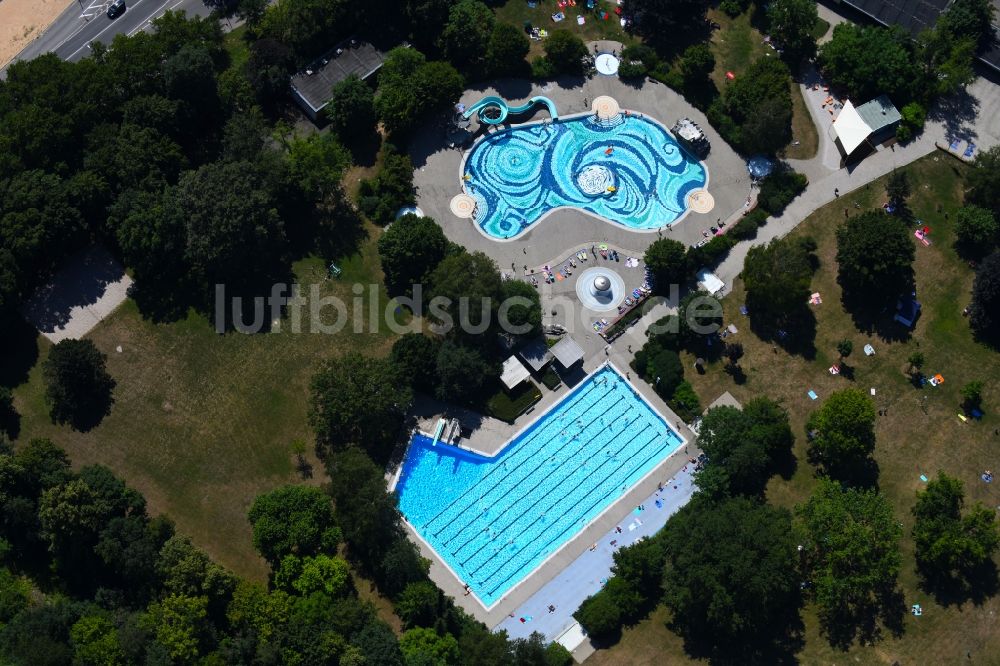 Heilbronn von oben - Schwimmbecken des Freibad Gesundbrunnen an der Römerstraße in Heilbronn im Bundesland Baden-Württemberg, Deutschland