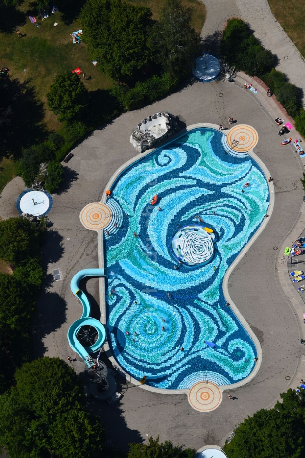 Heilbronn von oben - Schwimmbecken des Freibad Gesundbrunnen an der Römerstraße in Heilbronn im Bundesland Baden-Württemberg, Deutschland