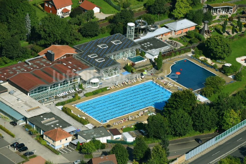 Osterode am Harz von oben - Schwimmbecken des Freibades Aqua-Land Osterode am Harz an der Schwimmbadstraße in Osterode am Harz im Bundesland Niedersachsen, Deutschland