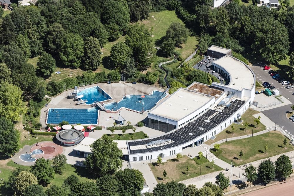 Pulheim aus der Vogelperspektive: Schwimmbecken des Freibades Aquarena Pulheim in Pulheim im Bundesland Nordrhein-Westfalen, Deutschland