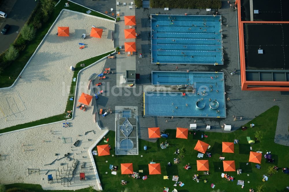 Aurich von oben - Schwimmbecken des Freibades De Baalje Am Ellernfeld in Aurich im Bundesland Niedersachsen