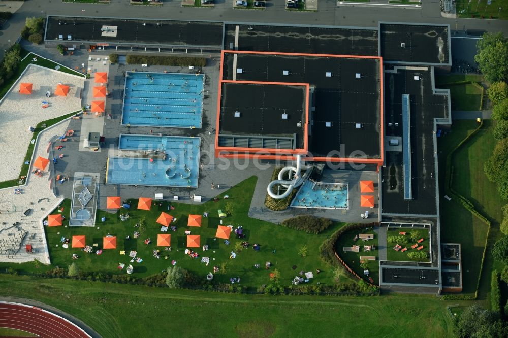 Aurich aus der Vogelperspektive: Schwimmbecken des Freibades De Baalje Am Ellernfeld in Aurich im Bundesland Niedersachsen