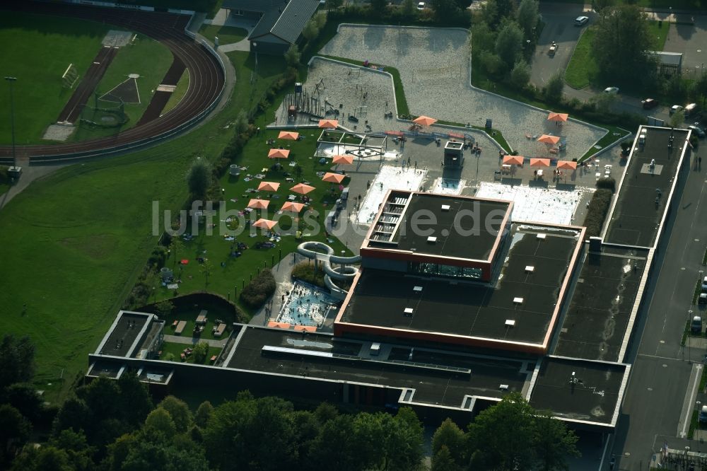 Luftbild Aurich - Schwimmbecken des Freibades De Baalje Am Ellernfeld in Aurich im Bundesland Niedersachsen