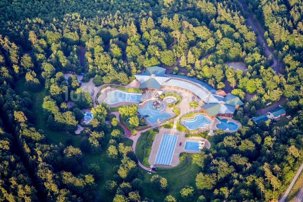 Wörth am Rhein von oben - Schwimmbecken des Freibades Badepark in Wörth am Rhein im Bundesland Rheinland-Pfalz, Deutschland