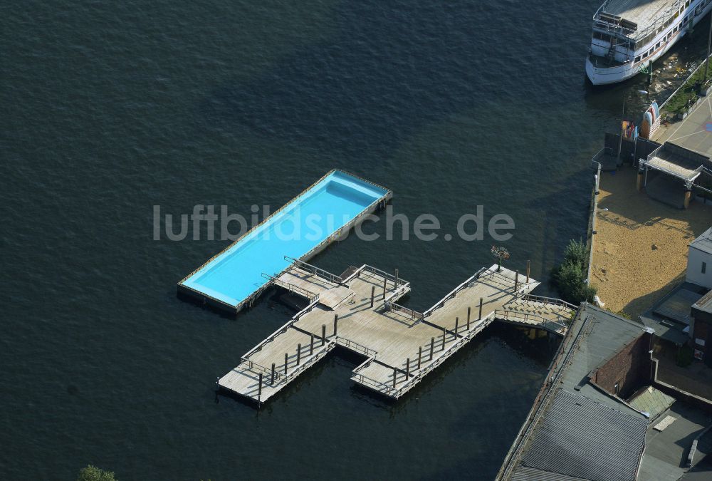 Luftbild Berlin - Schwimmbecken des Freibades Badeschiff im Ortsteil Treptow in Berlin, Deutschland