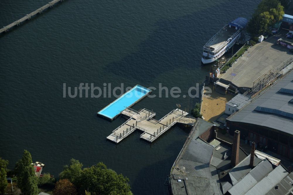 Luftaufnahme Berlin - Schwimmbecken des Freibades Badeschiff im Ortsteil Treptow in Berlin, Deutschland