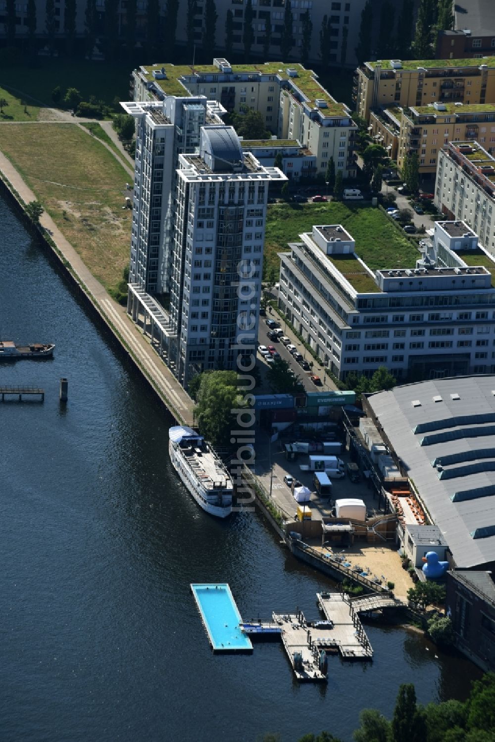 Luftaufnahme Berlin - Schwimmbecken des Freibades Badeschiff im Ortsteil Treptow in Berlin, Deutschland