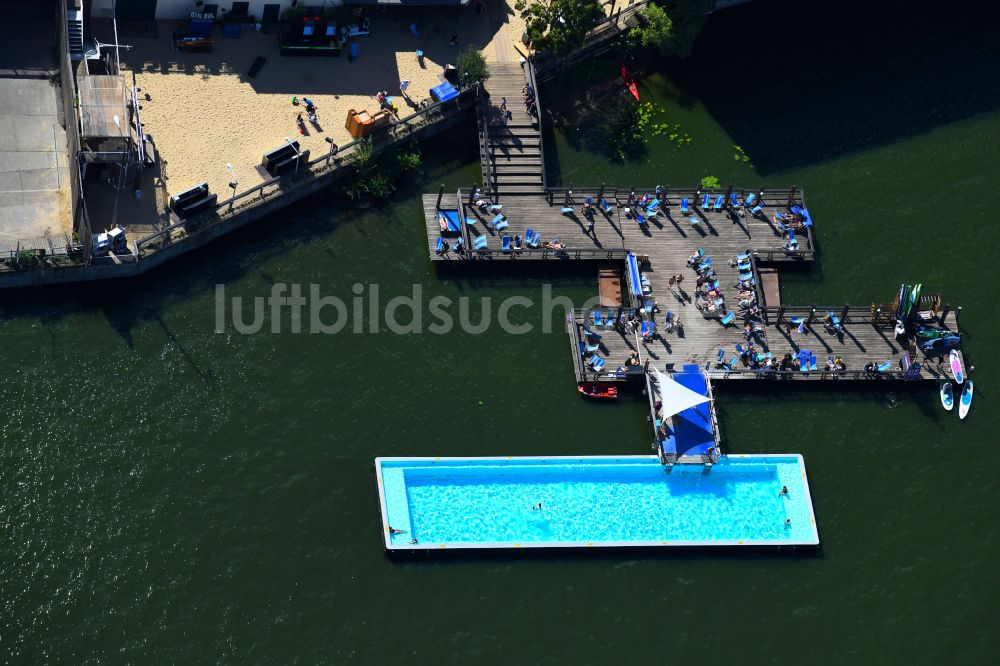 Berlin von oben - Schwimmbecken des Freibades Badeschiff im Ortsteil Treptow in Berlin, Deutschland