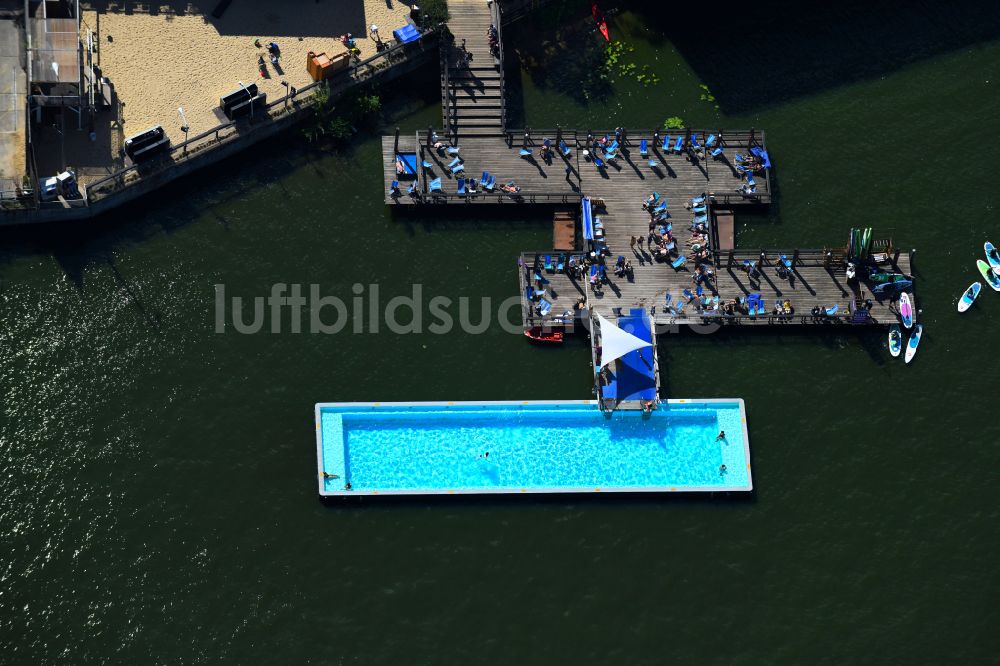 Berlin aus der Vogelperspektive: Schwimmbecken des Freibades Badeschiff im Ortsteil Treptow in Berlin, Deutschland