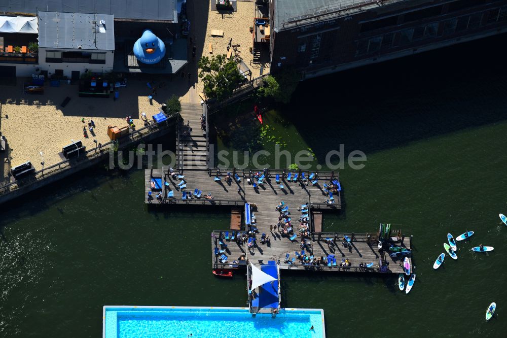 Luftbild Berlin - Schwimmbecken des Freibades Badeschiff im Ortsteil Treptow in Berlin, Deutschland