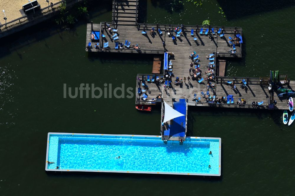 Berlin von oben - Schwimmbecken des Freibades Badeschiff im Ortsteil Treptow in Berlin, Deutschland