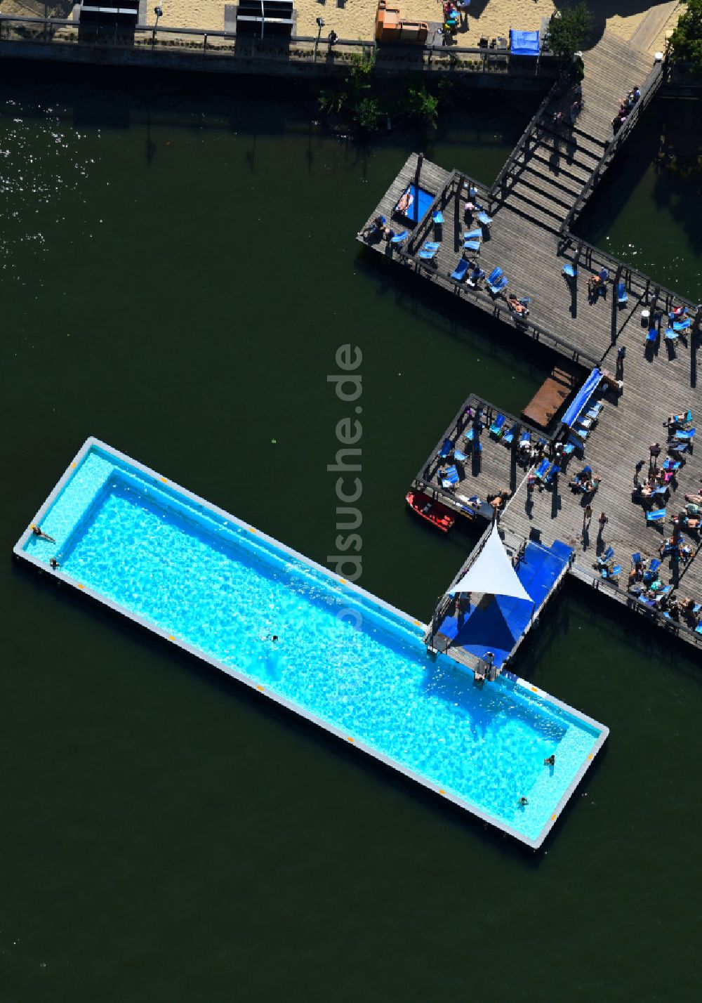 Berlin aus der Vogelperspektive: Schwimmbecken des Freibades Badeschiff im Ortsteil Treptow in Berlin, Deutschland