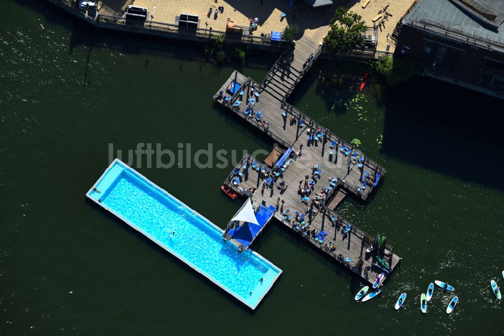 Luftbild Berlin - Schwimmbecken des Freibades Badeschiff im Ortsteil Treptow in Berlin, Deutschland