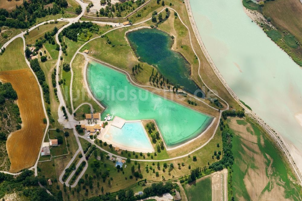 Luftaufnahme Serres - Schwimmbecken des Freibades Base de Loisirs de la Germanette in Serres in Provence-Alpes-Cote d'Azur, Frankreich